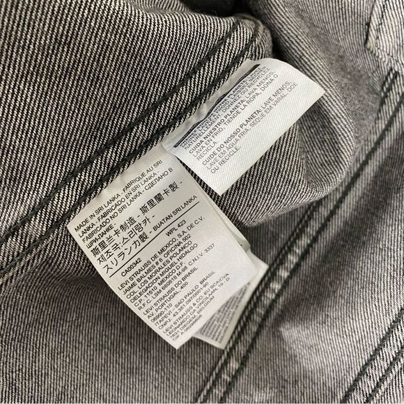 Levi's Jacket Womens M Black Denim Cropped Trucker Raw Edges Collarless Fade - Picture 9 of 16